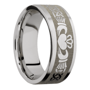 Ring with Claddagh 4 Pattern