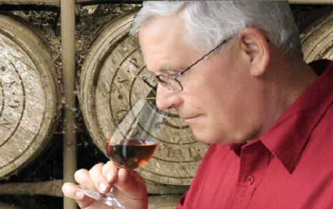 Mike Collings, der Gründer von Firkin Whiskey, probiert einen Single Malt Scotch aus