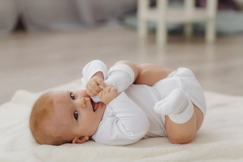 em bé ngủ ngon trên nệm