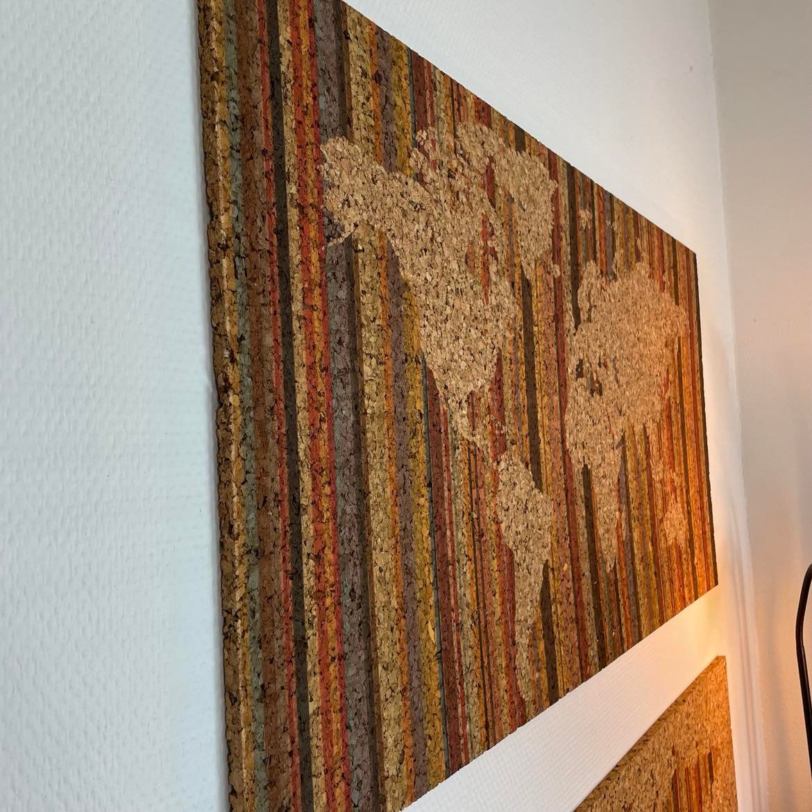 Se Verdenskort i kork med farvede striber, 50x100 cm. hos Liseborg