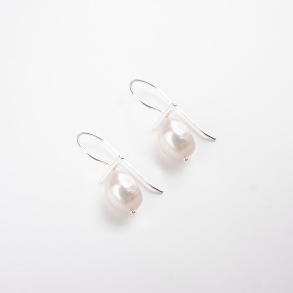 T-BAR PEARL EARRING