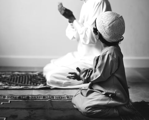 muslim-boy-learning-how-to-pray