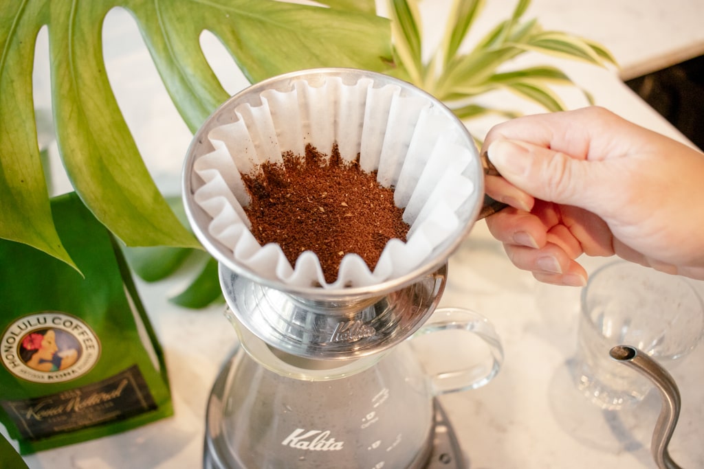 Leveling out 24 grams of ground coffee by lightly shaking the Kalita brewer.