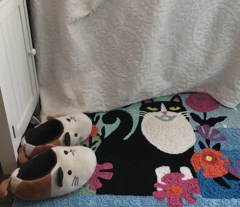 Garden Cat rug at bedside