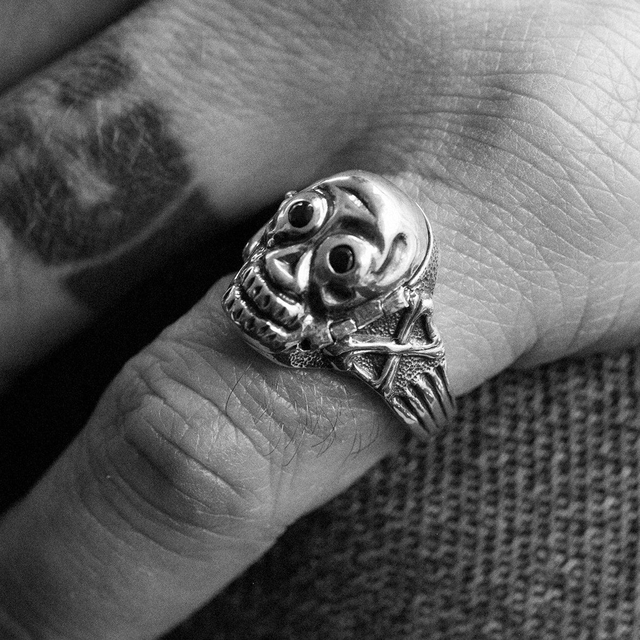 Peanuts & Co SKULL POISON Ring - Silver/ Zirconia Black