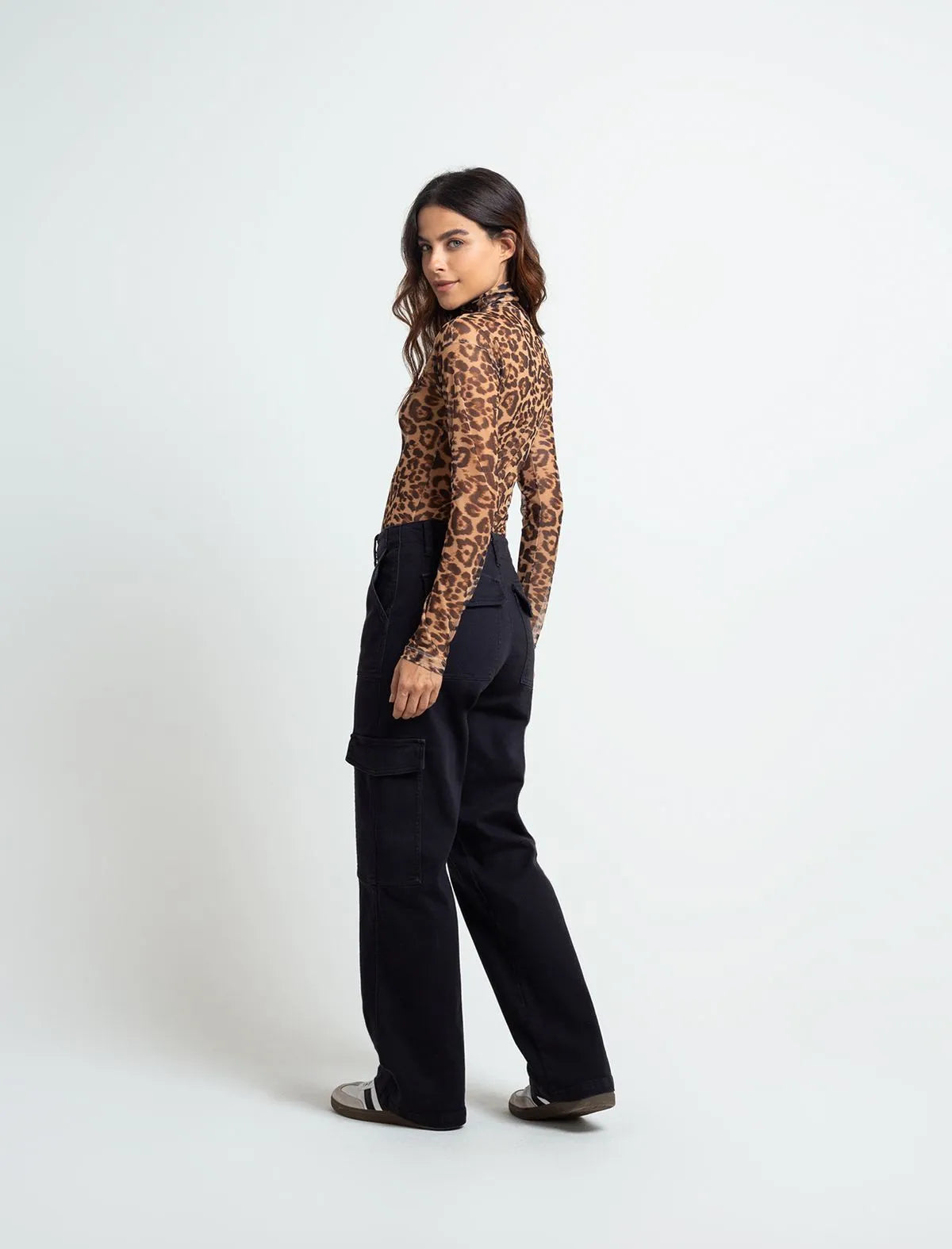 Straight fit pants • Super high rise. • Cargo style.