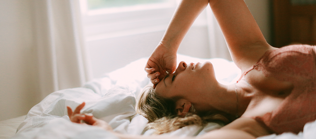 mujer en una cama