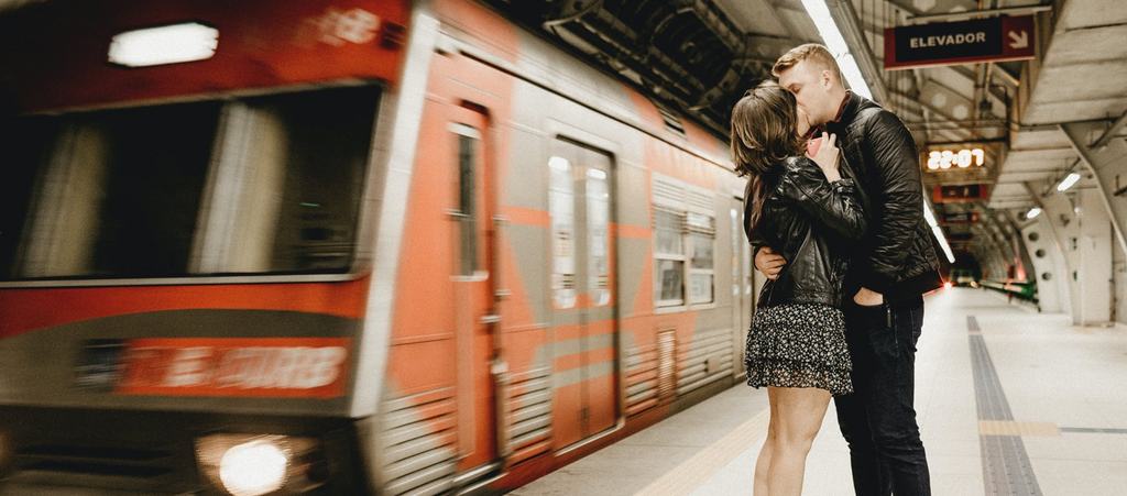 pareja en una plataforma de tren plug anal