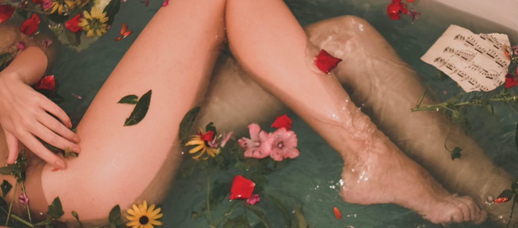 piernas de una mujer en una baño