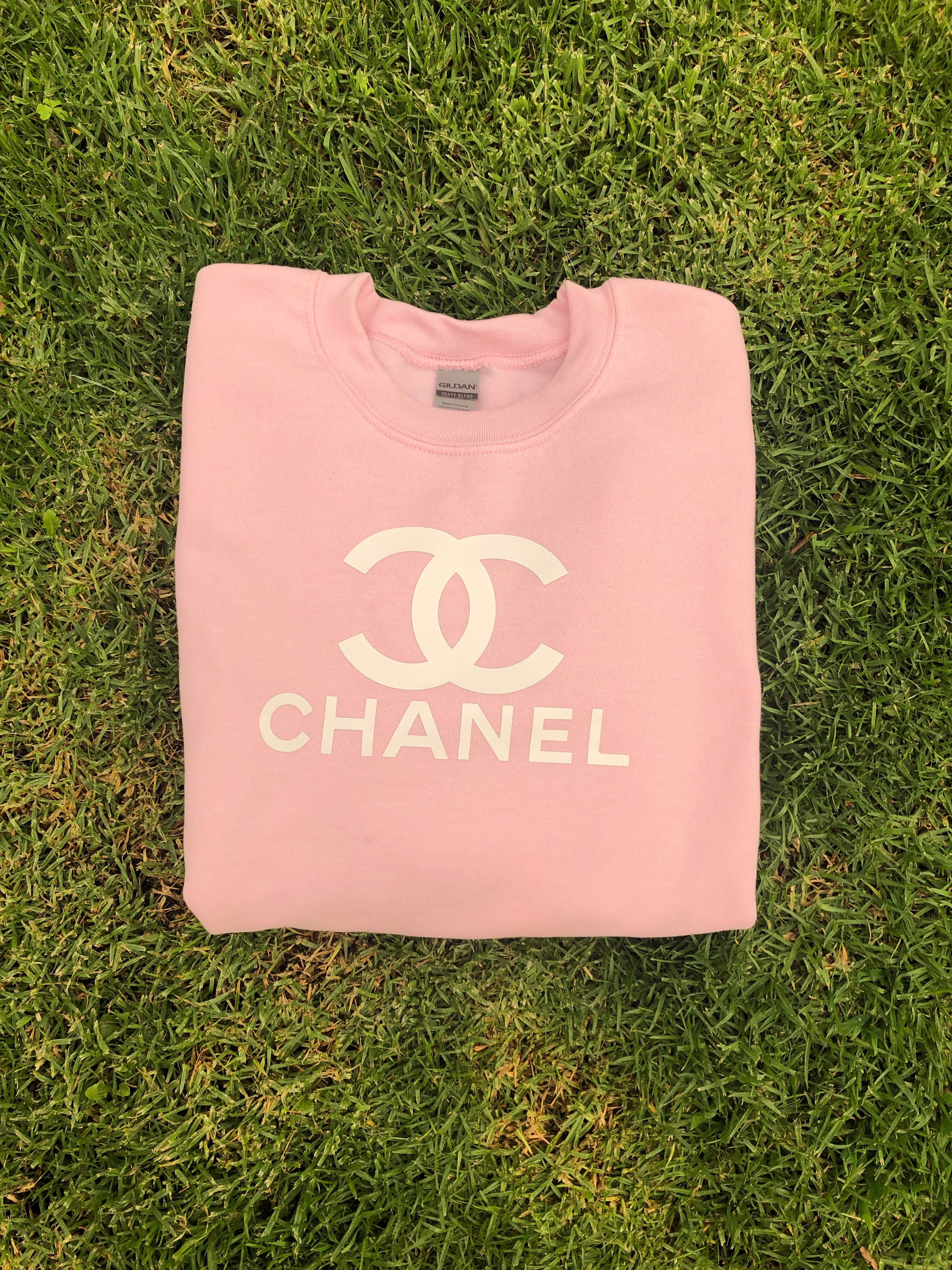 The price of Chanel's F1 T-shirt astonishes the entire Internet - HIGHXTAR.