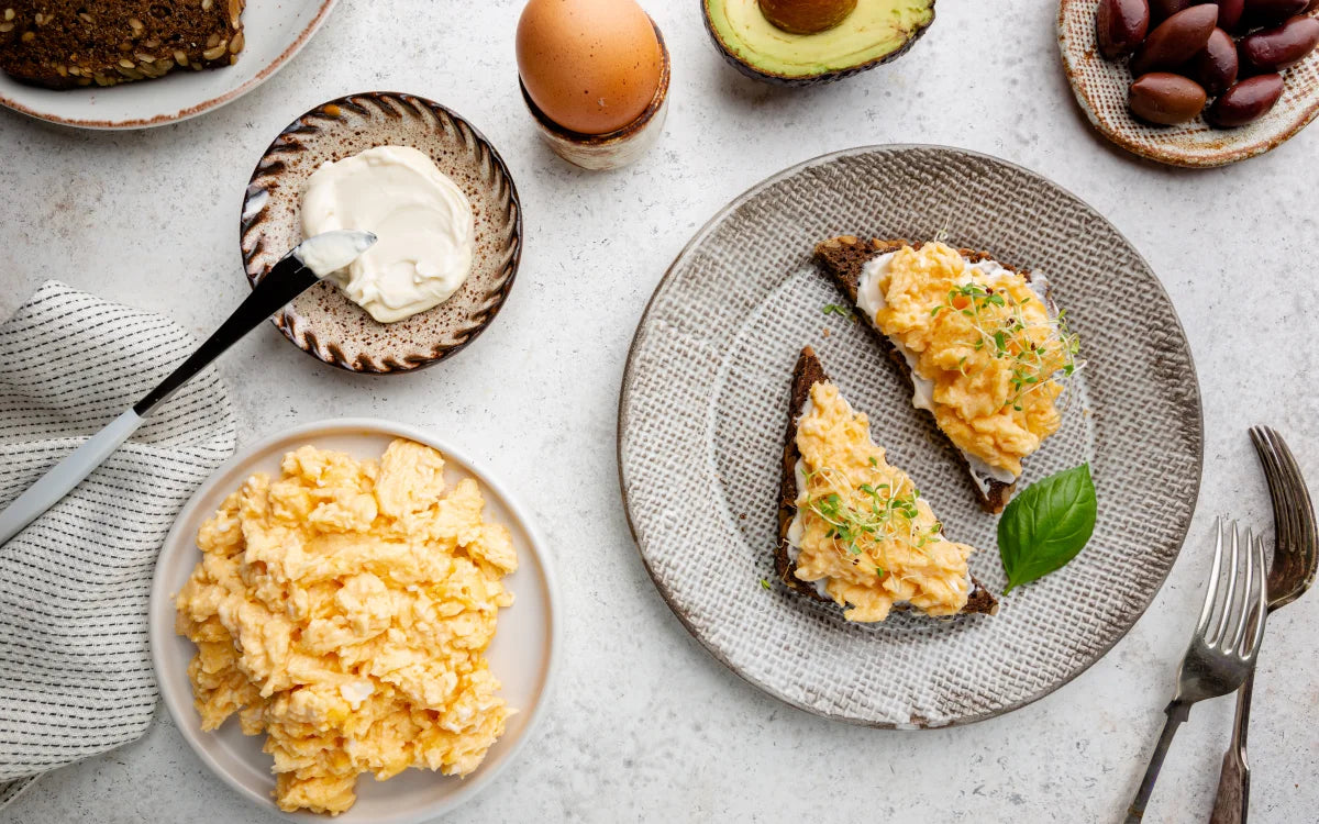 Scrambled Eggs With Cheese And Toast