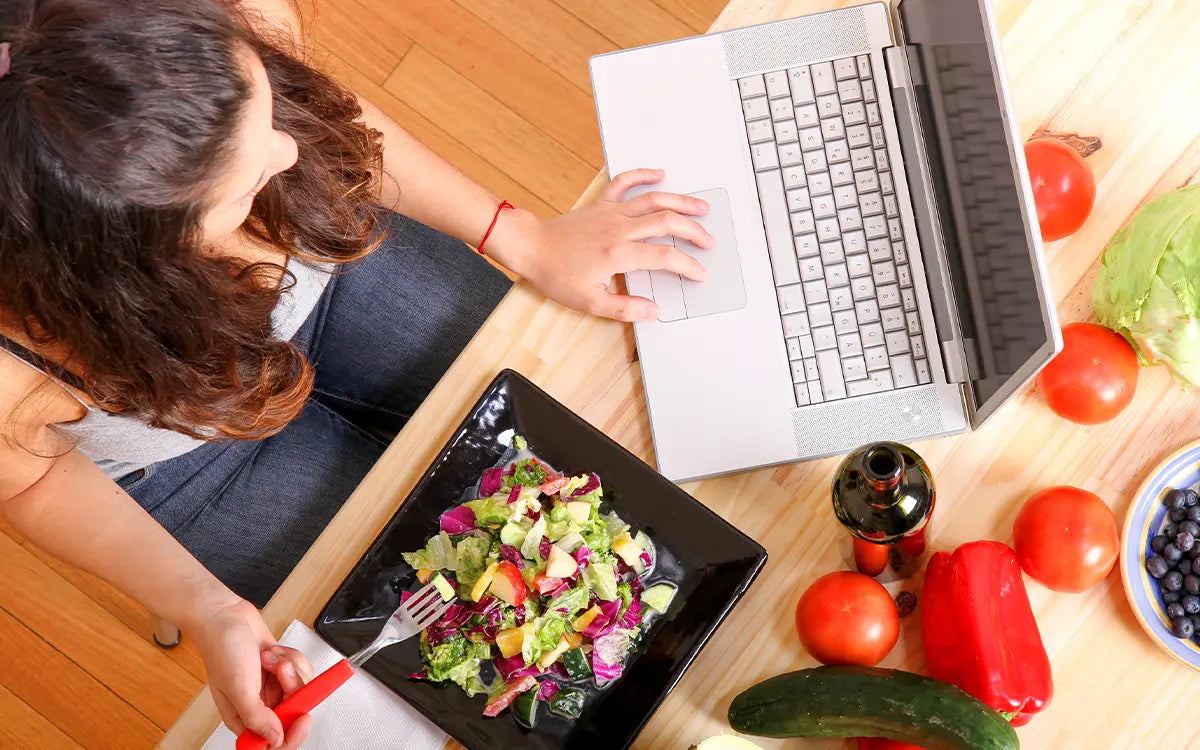 woman working and eating healthy food