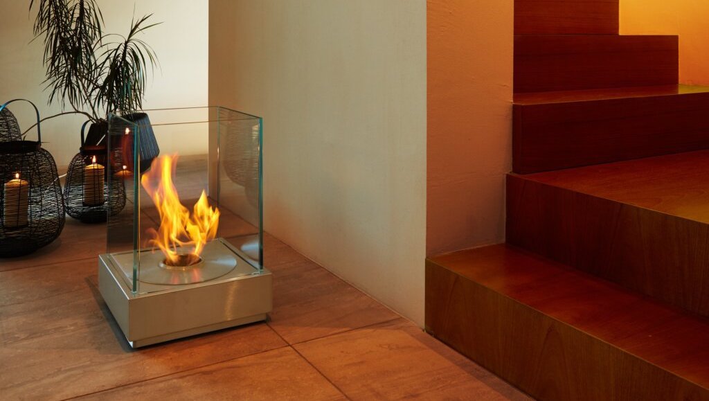 バイオエタノール暖炉「EcoSmart Fire」製品のmini-tの画像。暖炉と違って工事が不要なため、自由な場所に配置できています。