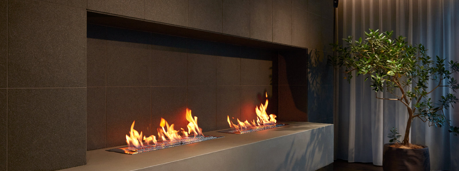 バイオエタノール暖炉「EcoSmart Fire」製品のs-xl1200の画像。暖炉と違って煙突や換気システムが不要なため、自由な場所に配置できています。