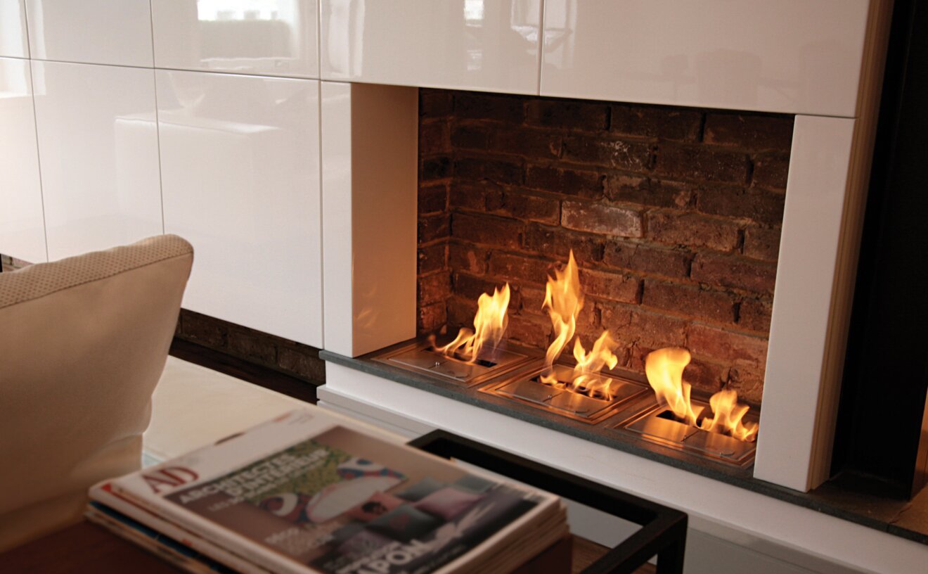 バイオエタノール暖炉「EcoSmart Fire」製品のbk5の画像。暖炉と違って煙突や換気システムが不要なため、自由な場所に配置できています。