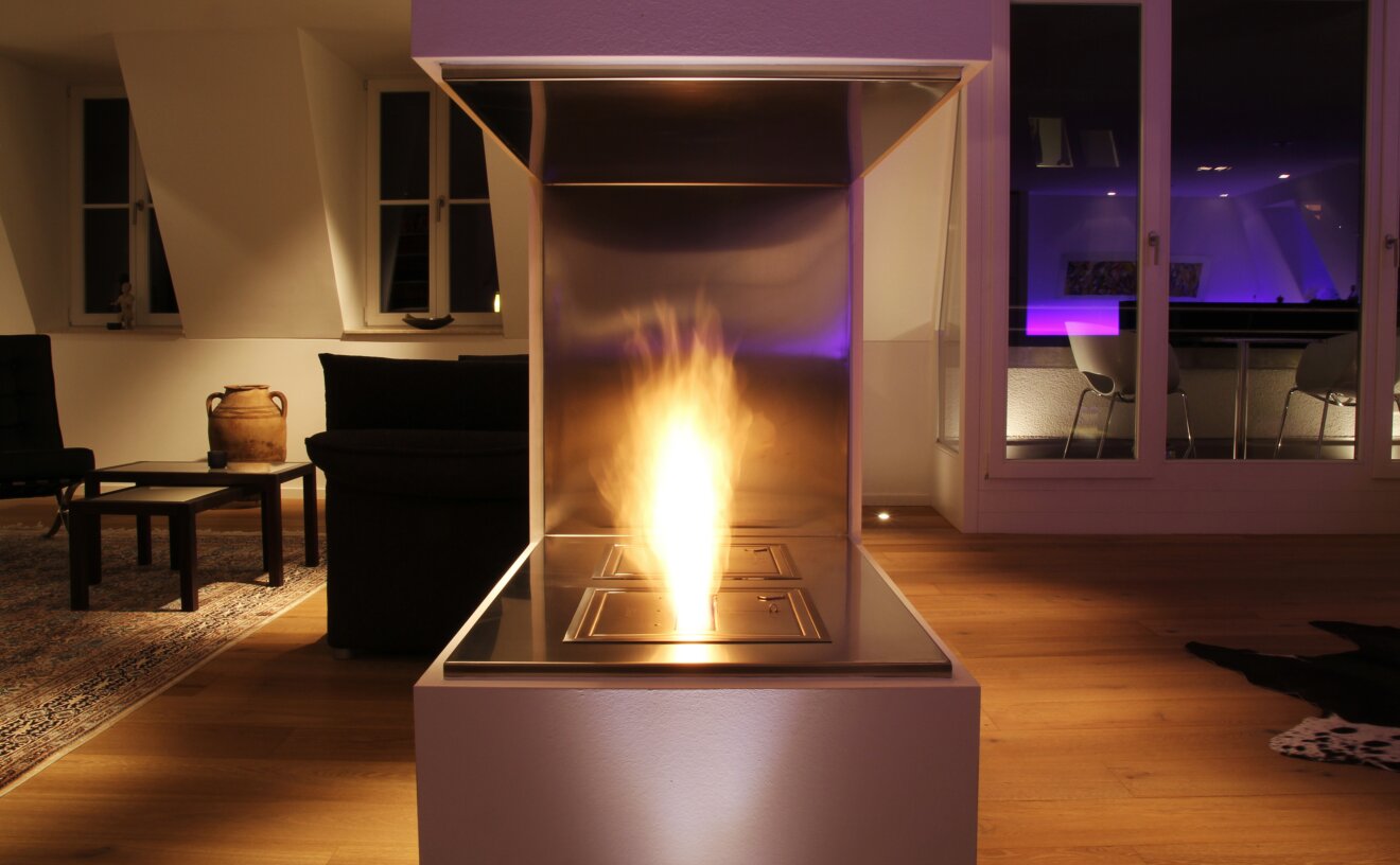 バイオエタノール暖炉「EcoSmart Fire」製品のbk5の画像。暖炉と違って煙突や換気システムが不要なため、自由な場所に配置できています。