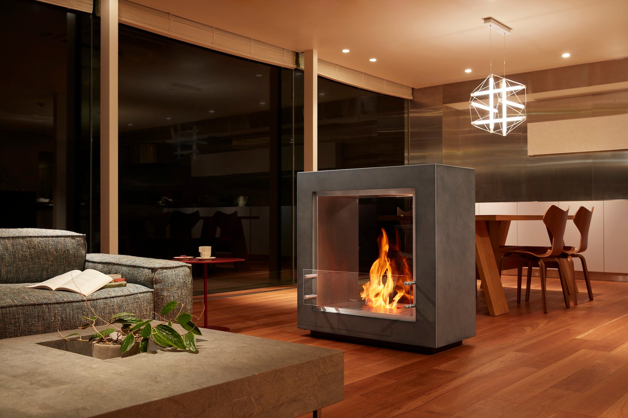 バイオエタノール暖炉「EcoSmart Fire」製品のFUSION STANDARD COLORをリビングに置いてある画像。暖炉と違って工事が不要なため、自由な場所に配置できています。