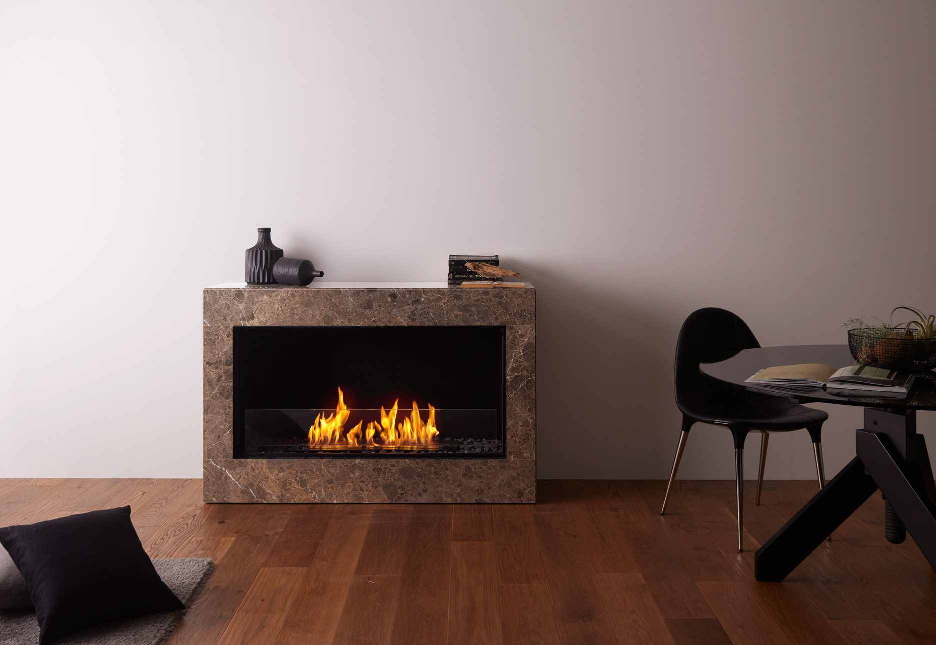 バイオエタノール暖炉「EcoSmart Fire」製品のMODUSの画像。暖炉と違って工事が不要なため、自由な場所に配置できています。