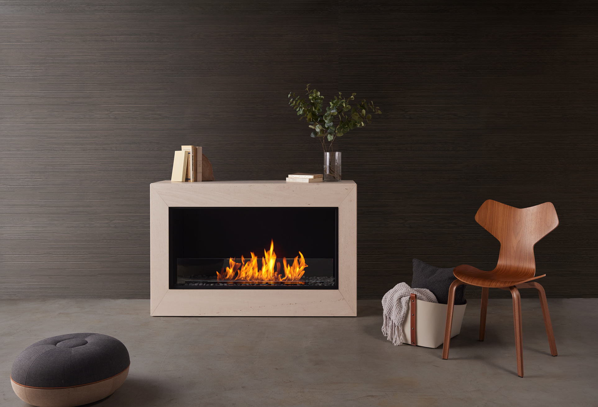 バイオエタノール暖炉「EcoSmart Fire」製品のMODUSの画像。暖炉と違って工事が不要なため、自由な場所に配置できています。