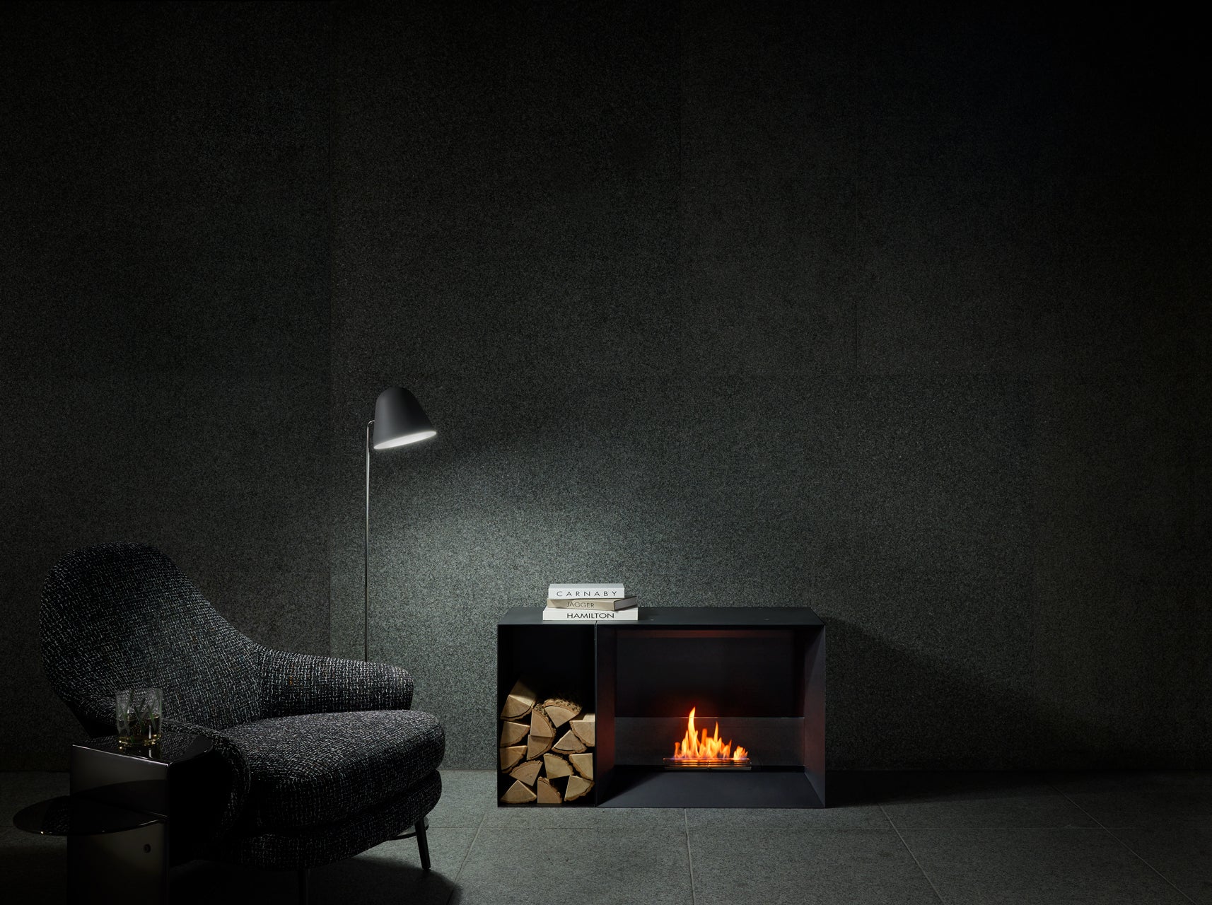 バイオエタノール暖炉「EcoSmart Fire」製品のFormの画像。暖炉と違って工事が不要なため、自由な場所に配置できています。