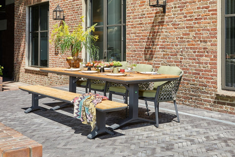Table à manger d'extérieur Suns Stockholm en teck avec structure en aluminium gris et banc d'extérieur assorti