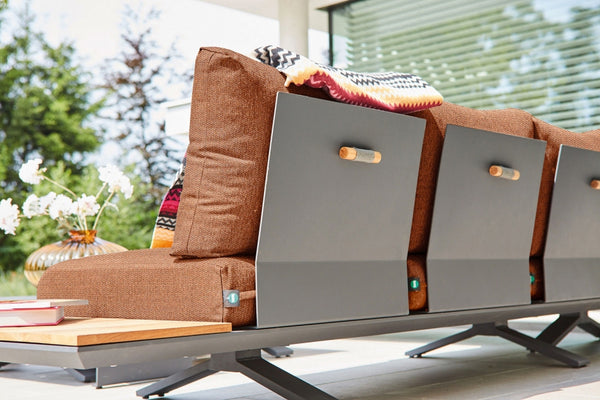 Rückseite des Suns Stockholm Outdoor-Sofas in Orange mit Teak-Kissenbefestigungen