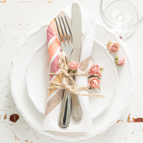 LES SERVIETTES DE TABLE HABILLENT VOS INVITÉS