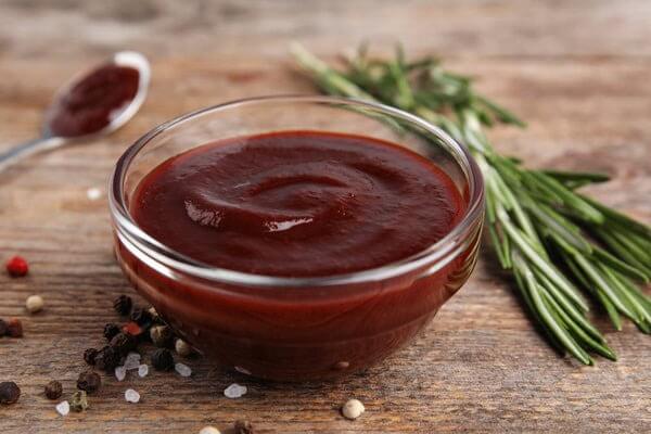 ketchup servido en taza de salsa