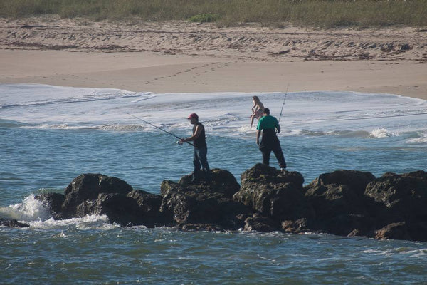 hombres pescando en sebastian florida