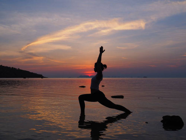 yoga y meditación en la playa sebastián