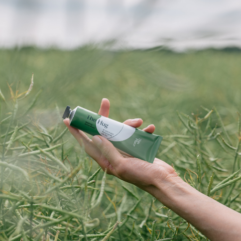 Johanniskraut und CBD Creme gegen Regelschmerzen