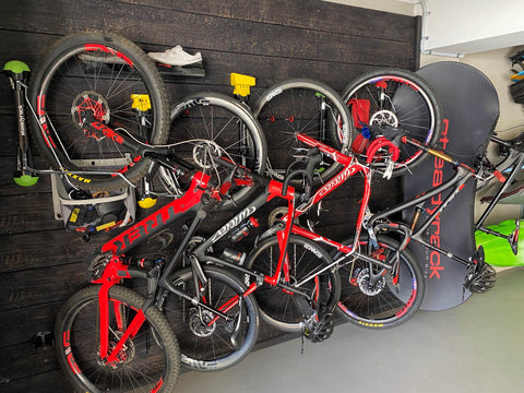 15 options incroyables pour ranger les vélos à l'intérieur et à l'extérieur  - Organisation du garage CoolYeah et roulettes