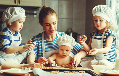 Famille heureuse a la cuisine