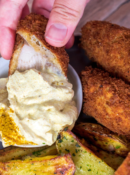 Vegetarischer Backfisch aus Bananenblüten mit Kartoffeln und Dip