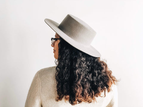 how to wear a hat with curly hair