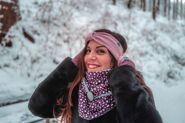 Frau mit Winter Dreickstuch und Stirnband im Schnee