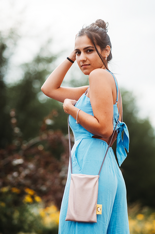 kleine umhängetasche aus veganem leder rosa perfekt als handytasche