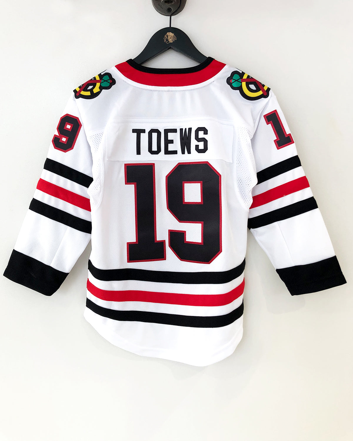 jonathan toews away jersey