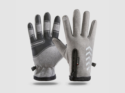Die grauen Outdoor-Handschuhe, wasserdicht und kuschelig für Winterspaziergänge mit dem Hund.