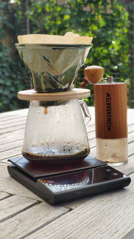 Filterkoffie met de Proef Koffiebonen X 015 Keramiek koffiedripper en Comandante C40 MK4 koffiemolen