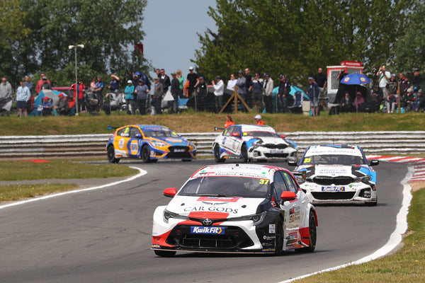 Collard at the front of the pack at snetterton btcc