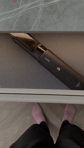 If you live with your boyfriend/girlfriend and you always fight about the home cleaning problem, get a vacuum cleaner tho! With this convenient little gadget, you can clean all the house easily even if you're a novice for cleaning. Come check what it can do in the review video of this lovely couple from Denmark! 
