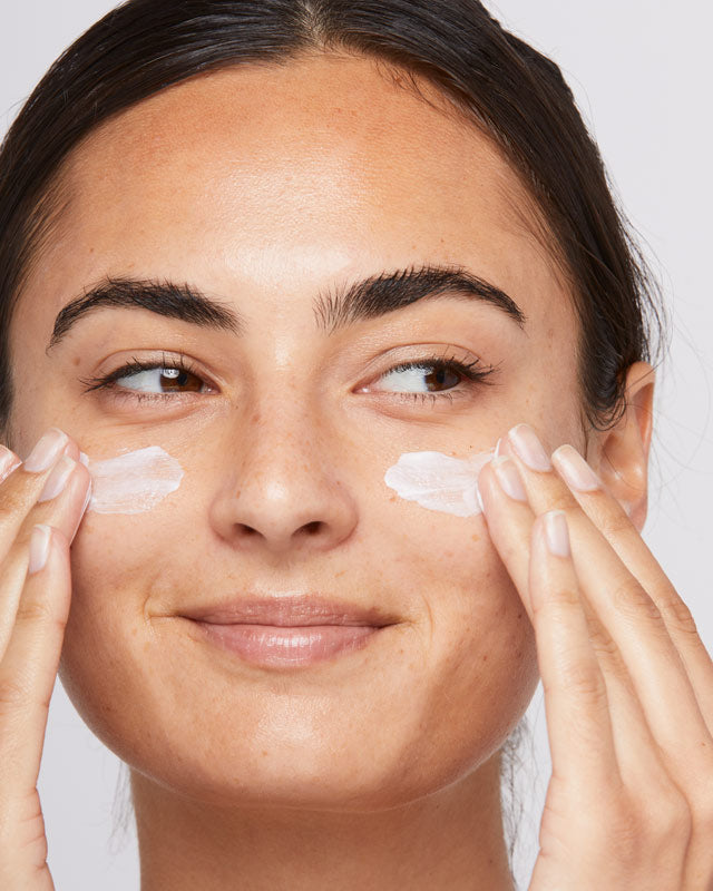 woman applying dynamic skin recovery spf50