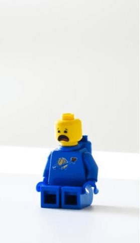 Astronauta triste por los defectos de la espuma viscoelástica