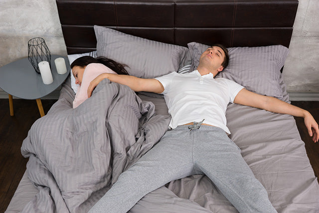 Ehepaar schläft auf einer Toper-Matratze