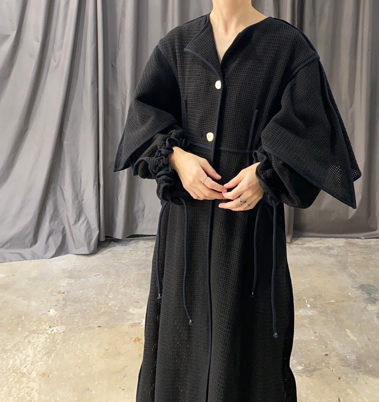 ＜YOHEI OHNO＞ LAYERED SLEEVE COTTON MESH COAT（BLACK）/  ＜ヨウヘイオオノ＞レイヤードスリーブコットンメッシュコート（ブラック）