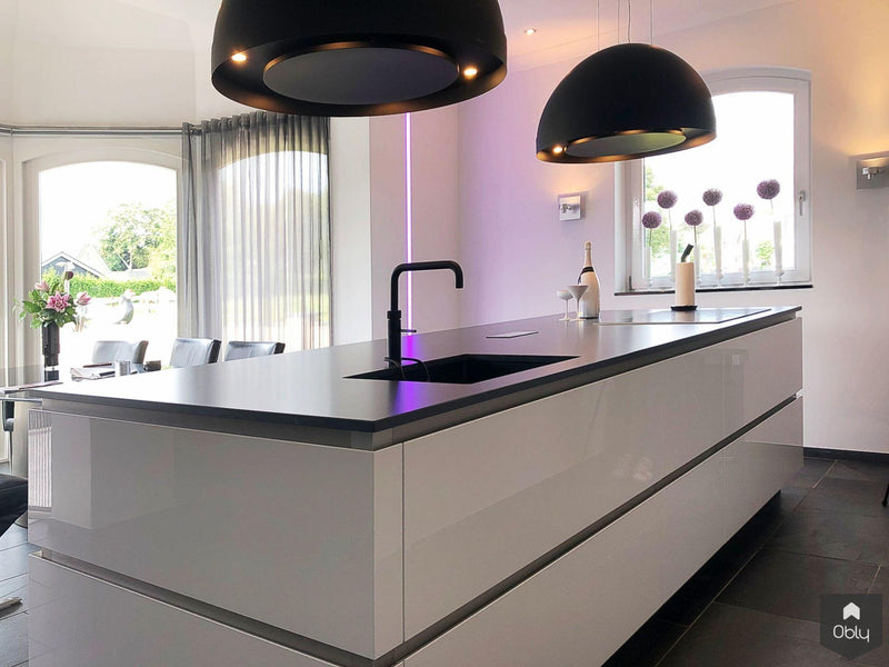 Hoogglans lak witte keuken in greeploos design OBLY