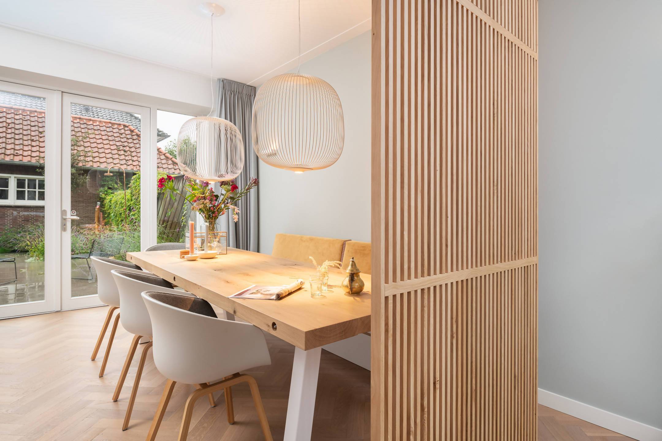 Houten roomdivider in karakteristieke woning OBLY