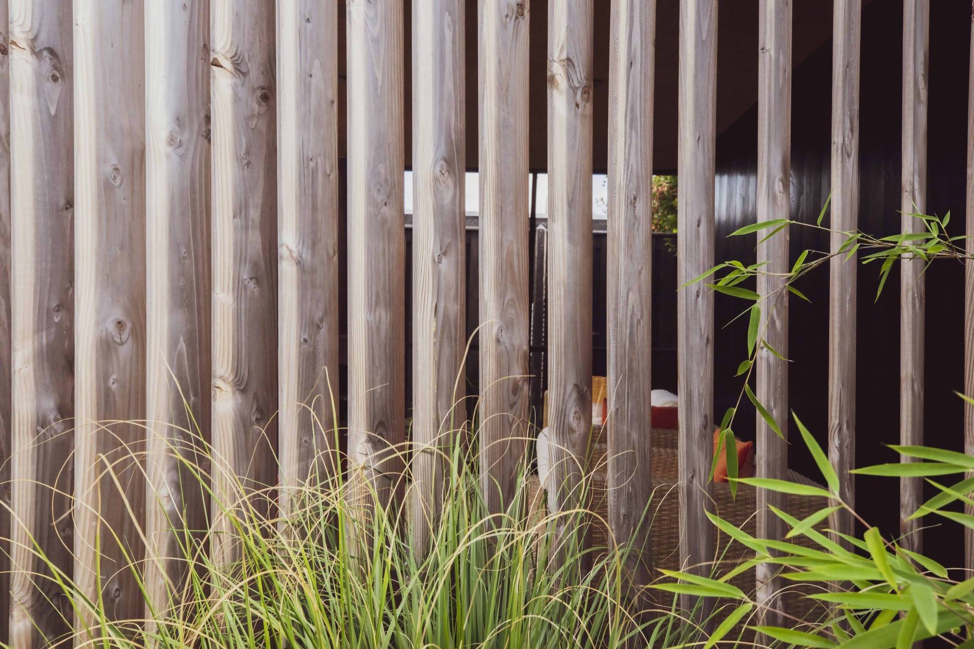 Tuinoverkapping met verticale houten lamellen OBLY