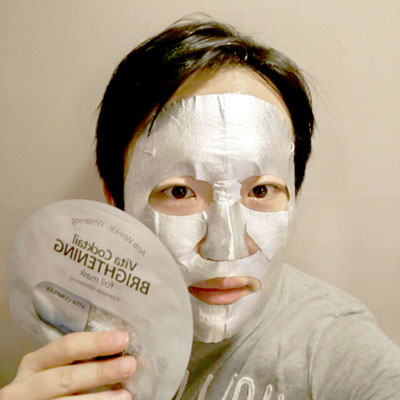 2.wearing-vita-brightening-foil-mask